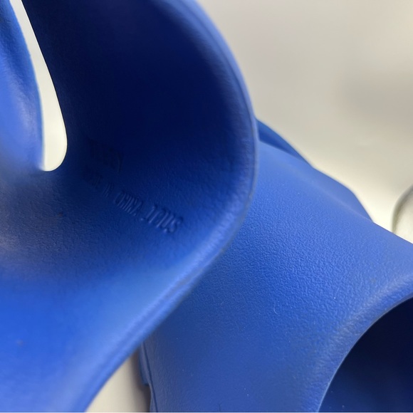 Blue Yeezy slides - Picture 6 of 6
